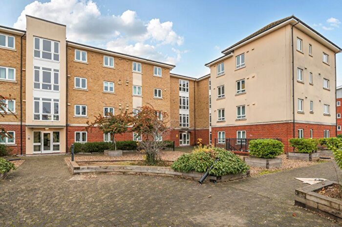 2 Bedroom Flat For Sale In High Wycombe, Buckinghamshire, HP13
