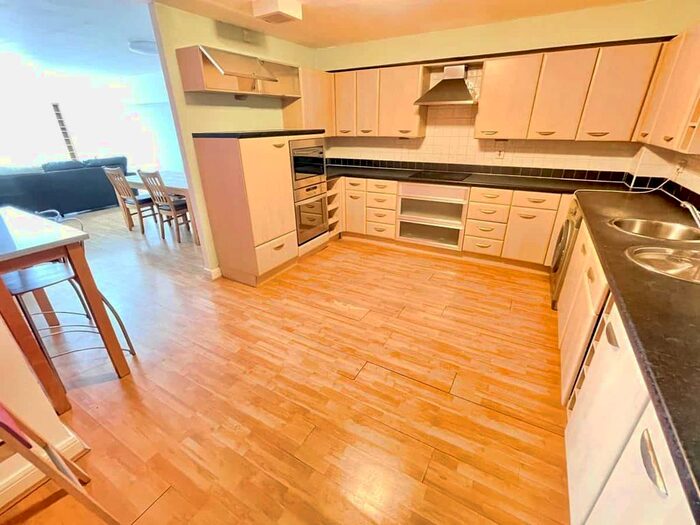 2 Bedroom Flat To Rent In Royal Plaza, Westfield Terrace, Sheffield, S1
