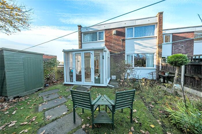 3 Bedroom End Of Terrace House For Sale In Nursery Close, Leeds, LS17