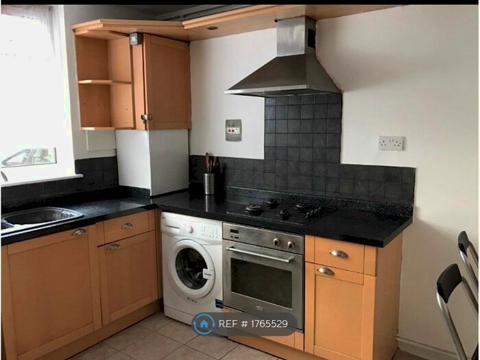 3 Bedroom Flat To Rent In Ayston House, London, SE16