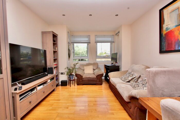 2 Bedroom Flat To Rent In Frome Road, Turnpike Lane, London, N22