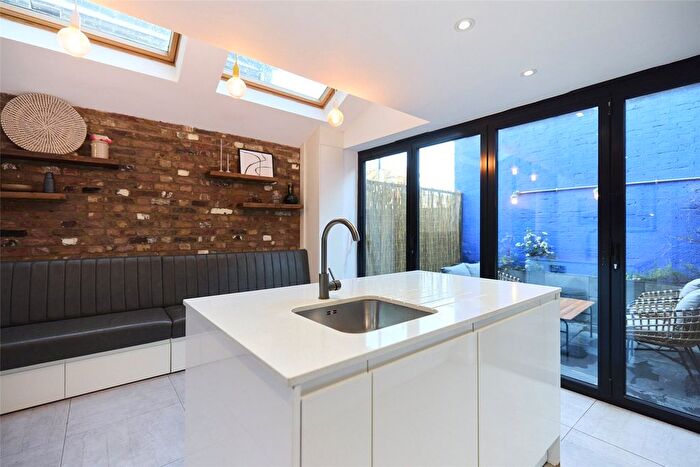 4 Bedroom Flat To Rent In John Campbell Road, Dalston, N16