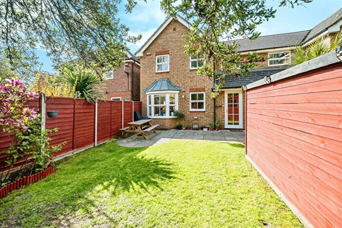 3 Bedroom Semi-Detached House For Sale In Nine Acres, Slough, SL1