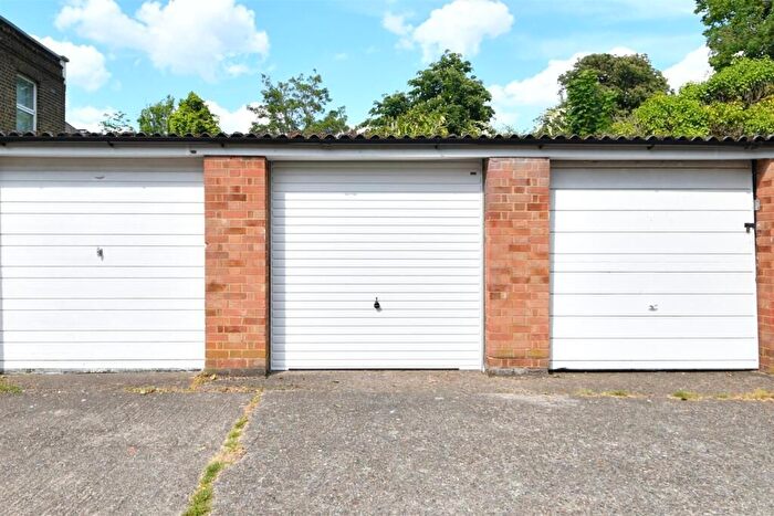 Garage / Parking To Rent In Green Lawns, Moss Hall Grove, London, N12