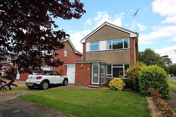 3 Bedroom Detached House For Sale In Lapwing Close, Horsham, RH13
