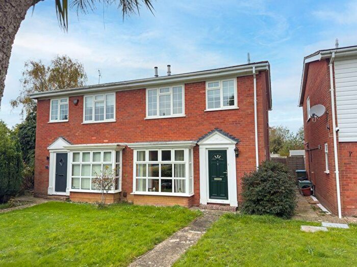 3 Bedroom Semi Detached House For Sale In Pinewood Gardens, Aldwick, PO21