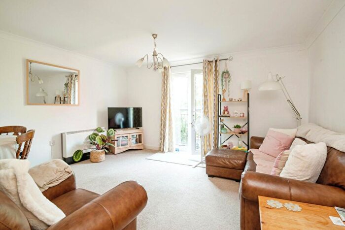 2 Bedroom Flat To Rent In Longueil Close, Caerdydd, CF10