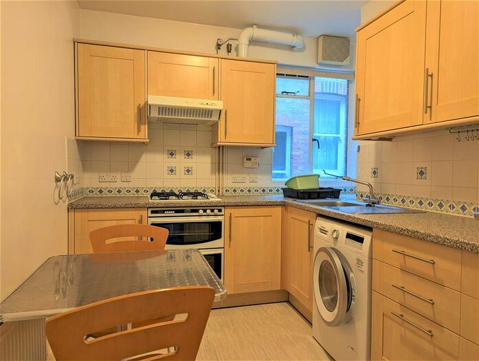 2 Bedroom Flat To Rent In New Kings Road, Fulham, London, SW6