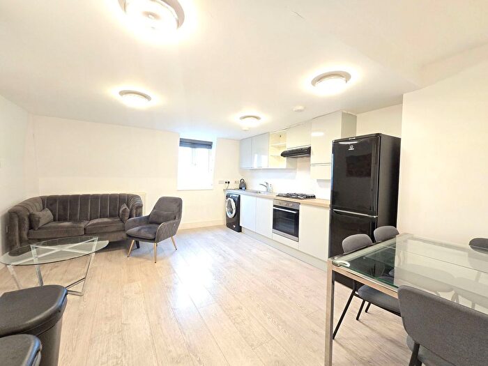 2 Bedroom Flat To Rent In Mitcham Road, London, SW17
