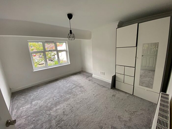 3 Bedroom Flat To Rent In Long Lane, London, N2