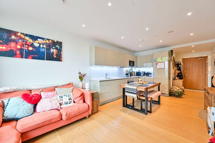 1 Bedroom Flat For Sale In Sayer Street, Elephant And Castle, London, SE17