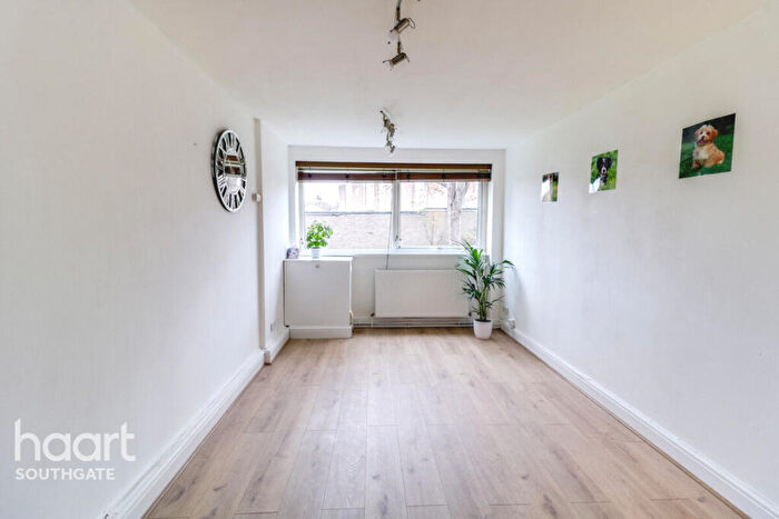 1 Bedroom Apartment For Sale In Maidstone Road, London, N11