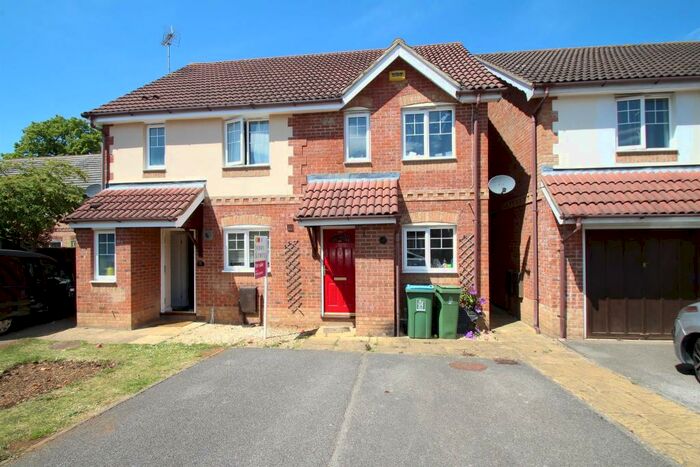 2 Bedroom House To Rent In Rivets Close, Aylesbury, HP21
