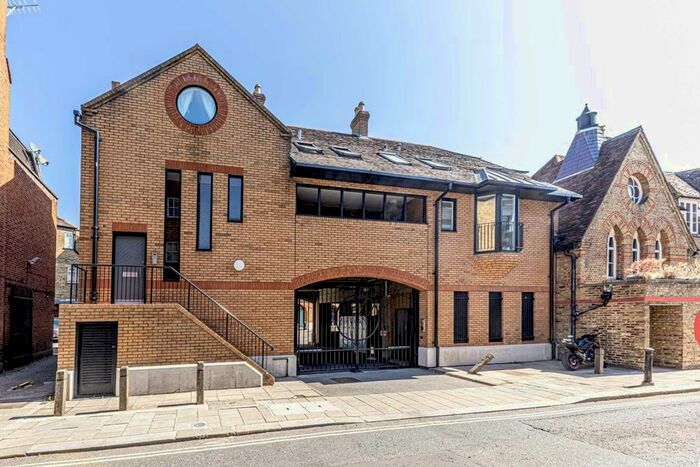 2 Bedroom Flat To Rent In Clarence Street, Richmond, TW9