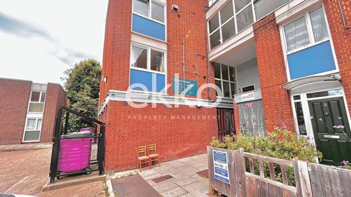 4 Bedroom Flat To Rent In Roman Road, London, E3