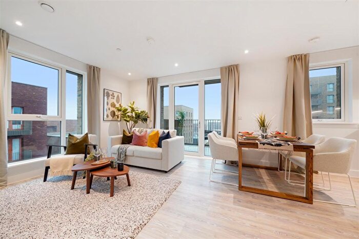 1 Bedroom Flat For Sale In Green Square, Lampton Parkside, TW3