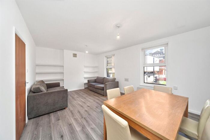 3 Bedroom Apartment To Rent In Cambridge Heath Road, London, E2