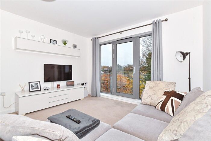 2 Bedroom Flat For Sale In The Farrows, Maidstone, Kent, ME15
