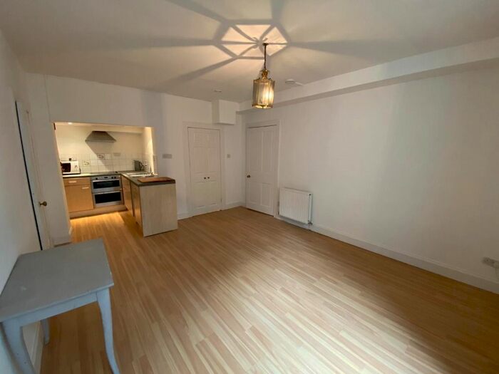 2 Bedroom Flat To Rent In Colinton Road, Bruntsfield, Edinburgh, EH10