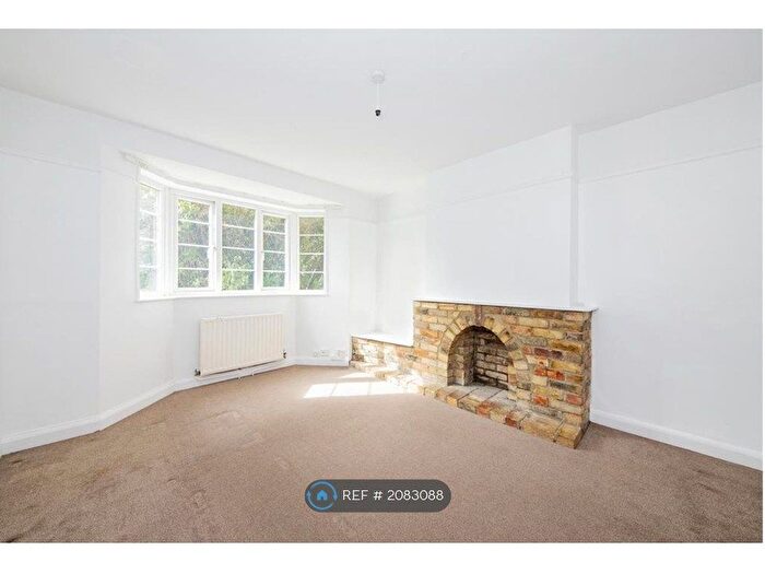 2 Bedroom Flat To Rent In Amblecote Road, London, SE12