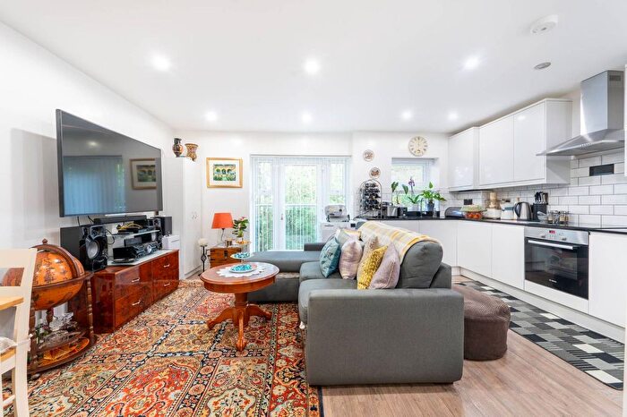 1 Bedroom Flat For Sale In Dollis Hill Lane, Gladstone Park, London, NW2