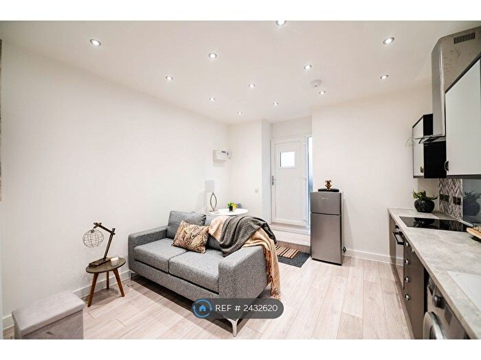 2 Bedroom Flat To Rent In Greaves Street, Oldham, OL1