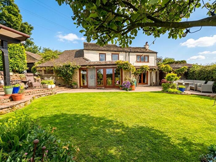 4 Bedroom Detached House For Sale In Lascelles Hall Road, Huddersfield, HD5