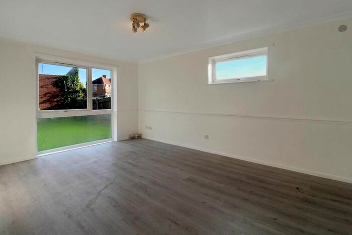 2 Bedroom Flat To Rent In Roedean Avenue, Enfield, London, England, EN3