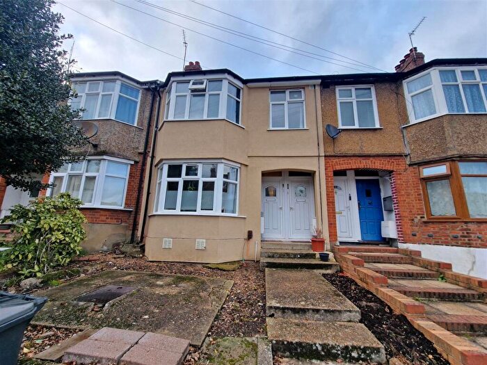 3 Bedroom Apartment To Rent In Victoria Road, Hendon, London, NW4
