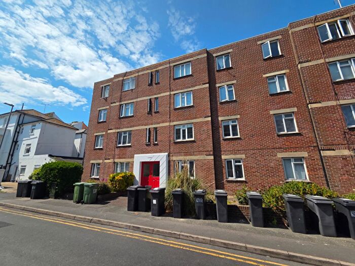 2 Bedroom Flat To Rent In Ceylon Place, Eastbourne, BN22