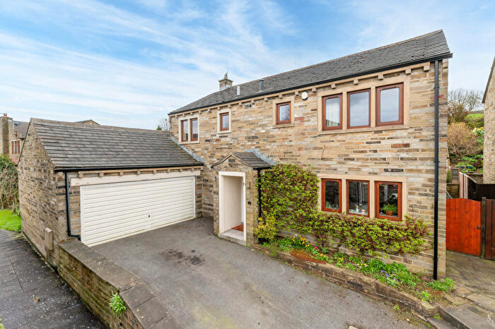 4 Bedroom Detached House For Sale In Spring Farm Mews, Wilsden, West Yorkshire, BD15