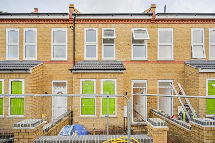 3 Bedroom Terraced House For Sale In Grainger Road, Wood Green, London, N22