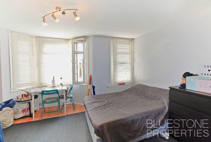 Studio To Rent In Earlsfield Road, London, SW18