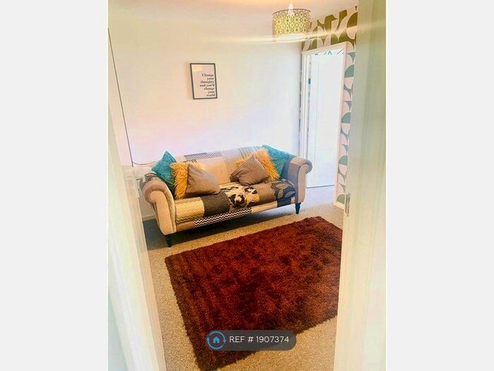 2 Bedroom Flat To Rent In Turpin Avenue, Romford, RM5