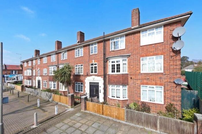 4 Bedroom Flat To Rent In Garratt Lane, London, SW17