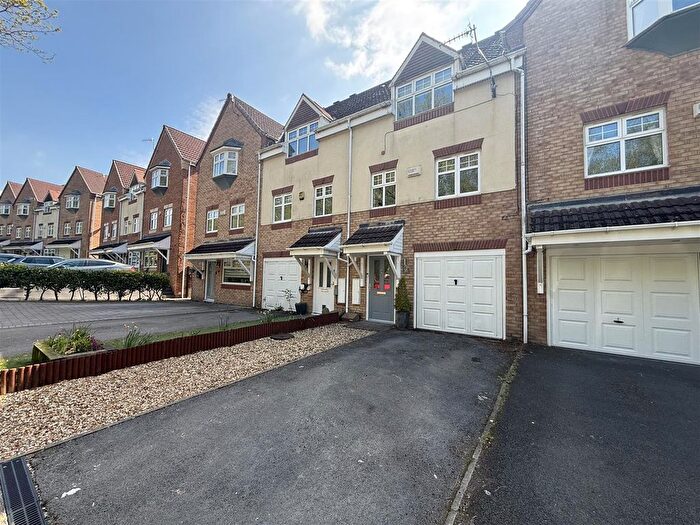3 Bedroom Town House For Sale In Crowswood Drive, Stalybridge, SK15