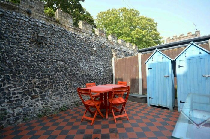 2 Bedroom Detached House For Sale In Montefiore Avenue, Ramsgate, Kent, CT11