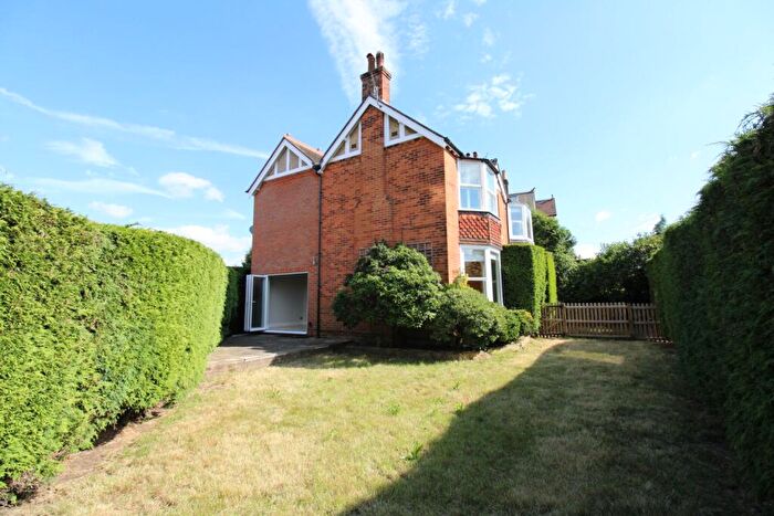 4 Bedroom Detached House To Rent In Reigate, Surrey, RH2