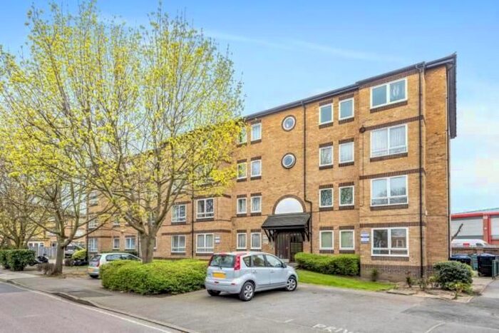 3 Bedroom Flat To Rent In Chaucer Drive, Bermondsey, SE1