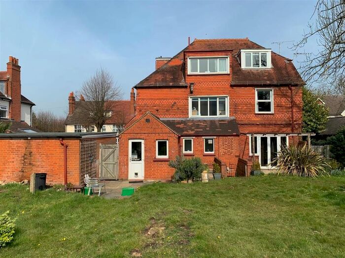 2 Bedroom Flat To Rent In Linden Gardens, Leatherhead KT22