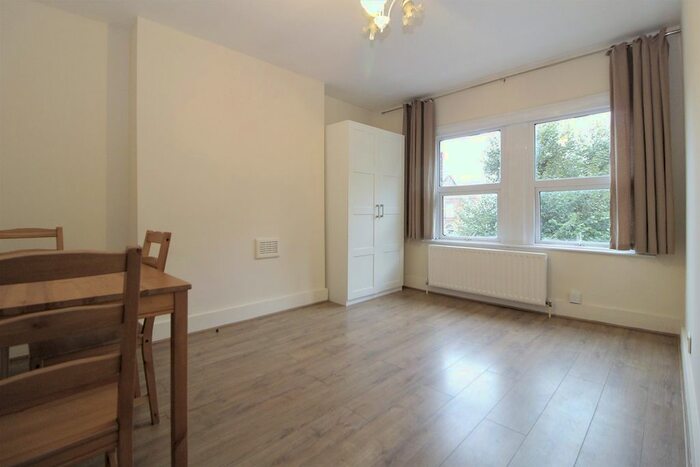 2 Bedroom Flat To Rent In Castle Hill Parade, The Avenue, Ealing, London, W13