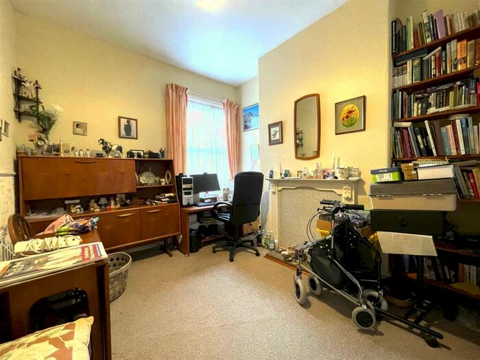3 Bedroom End Of Terrace House For Sale In Carrington Avenue, Hornsea, HU18