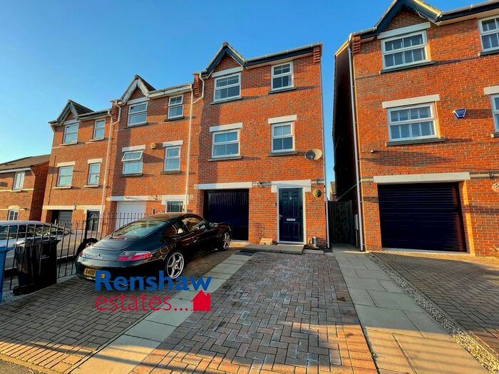 4 Bedroom Town House To Rent In Greenhalgh Crescent, Ilkeston, Derbyshire, DE7