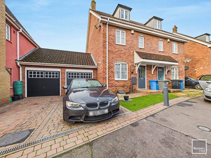 3 Bedroom Semi Detached House For Sale In Attelsey Way, Chapel Break, NR5