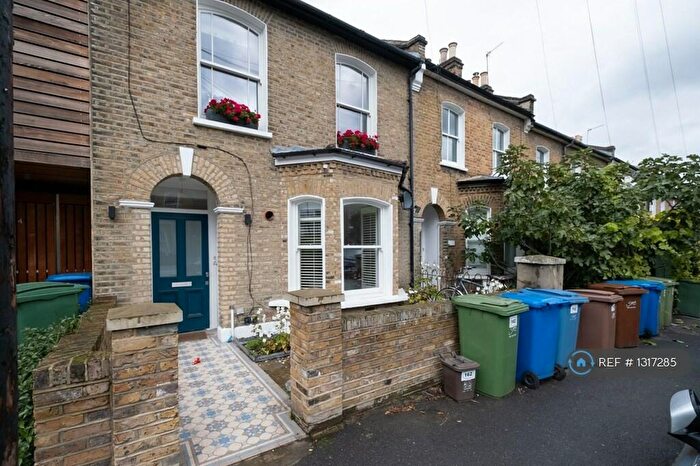 2 Bedroom Flat To Rent In Choumert Road, London, SE15