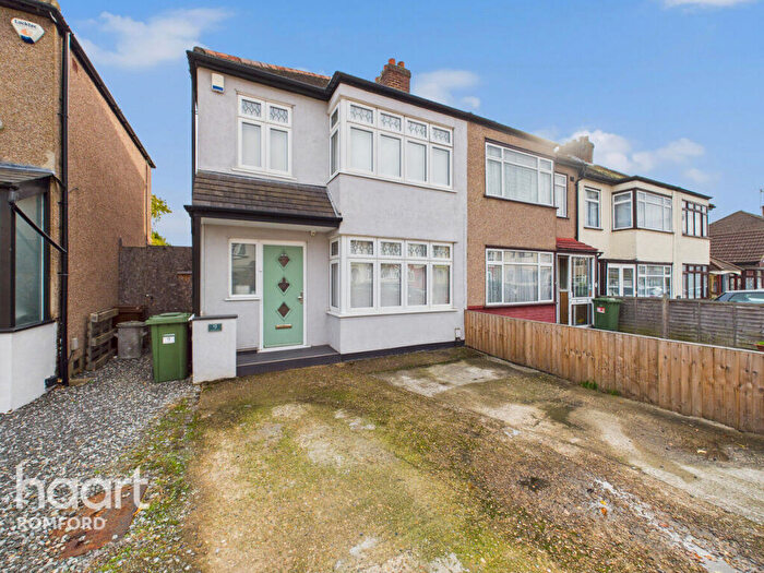 3 Bedroom End Of Terrace House For Sale In Ferndale Road, Romford, RM5