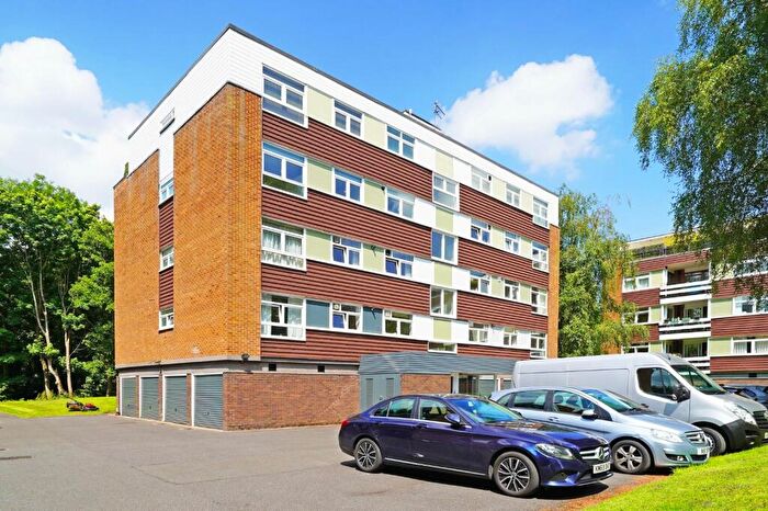 3 Bedroom Flat To Rent In Riverside Drive, Solihull, West Midlands, B91