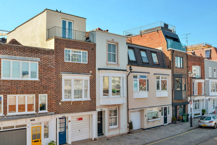 3 Bedroom Town House To Rent In Old Portsmouth, Hampshire, PO1