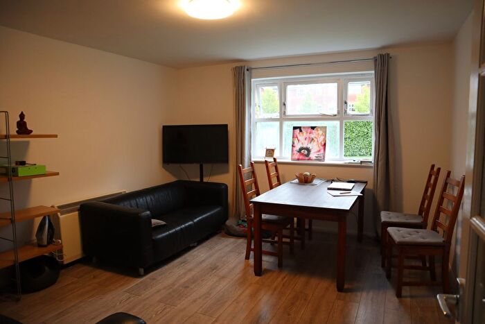 2 Bedroom Flat To Rent In Macmillan Way, London, SW17
