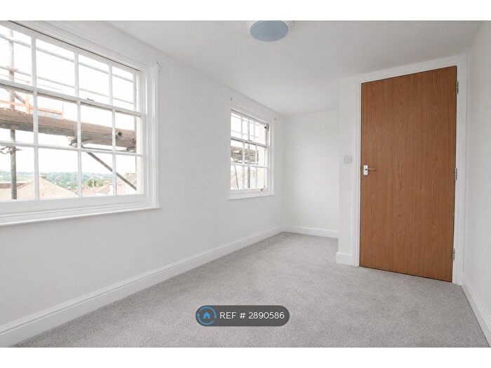 2 Bedroom Flat To Rent In Holly Bush, Maidstone, ME14